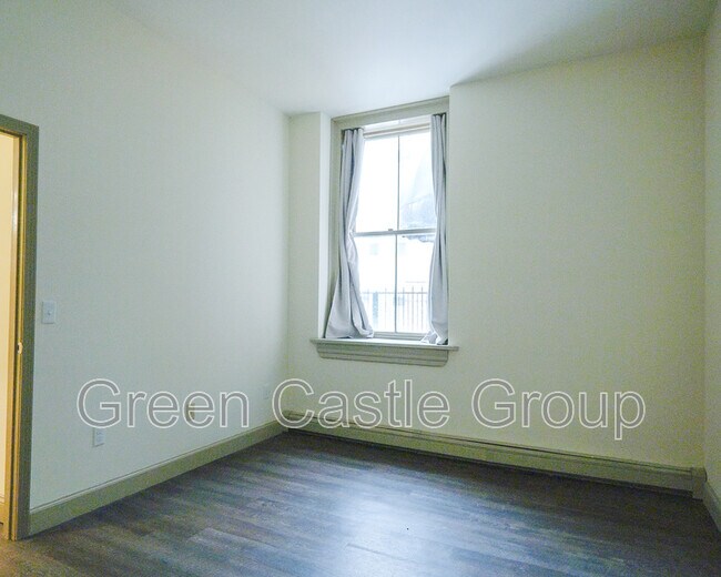 Building Photo - 260 College St