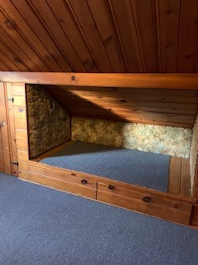 Building Photo - Large 3 BR 2 BA house w beautiful woodwork...