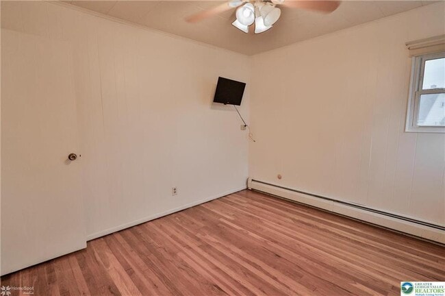 Building Photo - 1557 Greenview Dr