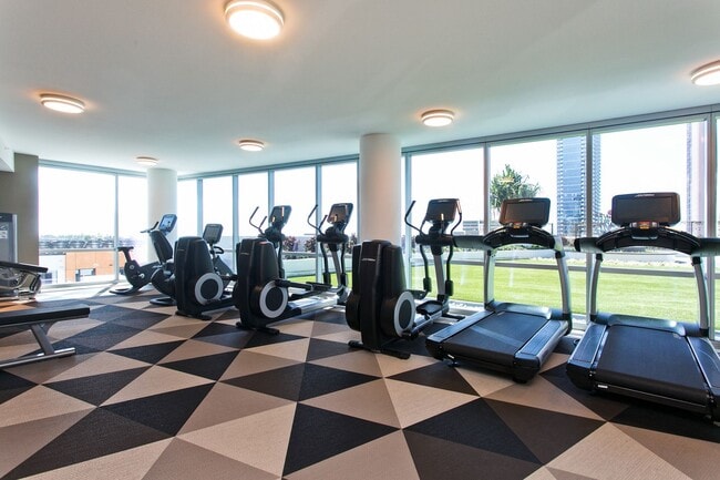 Building Photo - Available May 1st, One Bedroom One Bath Condo in Kakaako