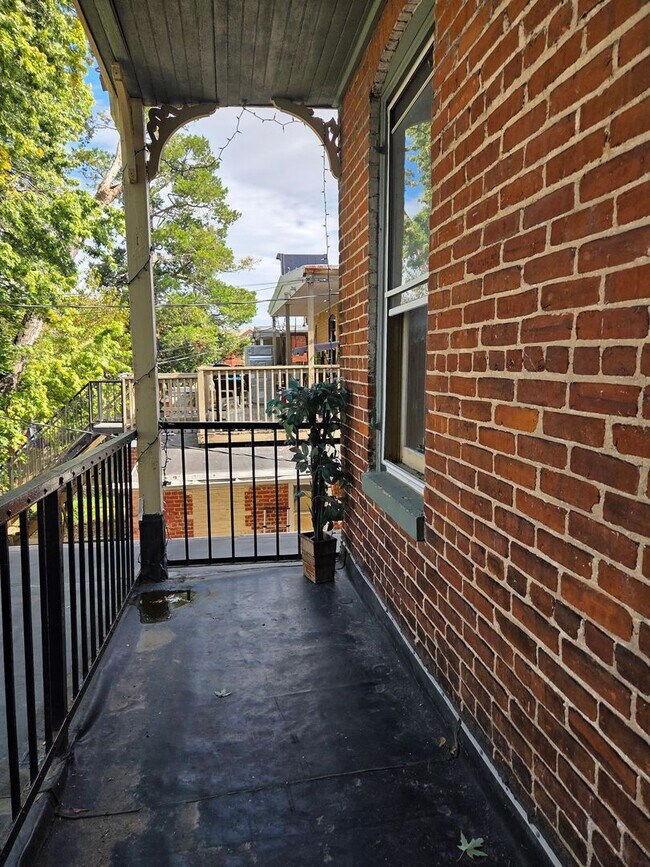 Building Photo - 623 W King St