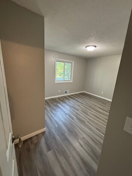 Building Photo - 9431 Ranchview Ln N