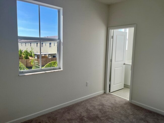 Building Photo - 2776 SE 26th Ave