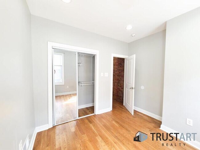 Building Photo - 3 bedroom/2 bath House in Brewerytown, Phi...