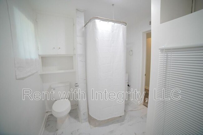 Building Photo - 1118 Louise Dr