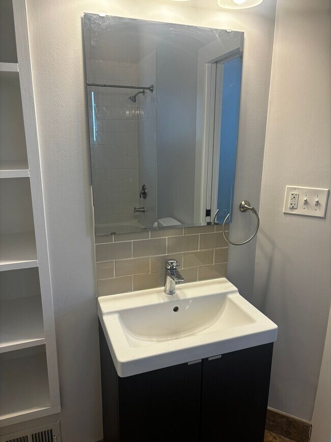 Building Photo - 1007 Lake Ave