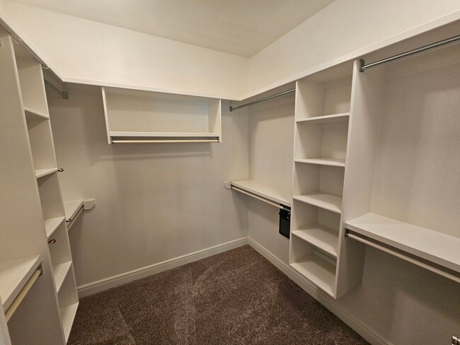 Building Photo - Beautiful Large Home in Johnson