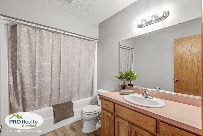 Building Photo - 3 Bedroom Home in Mounds View