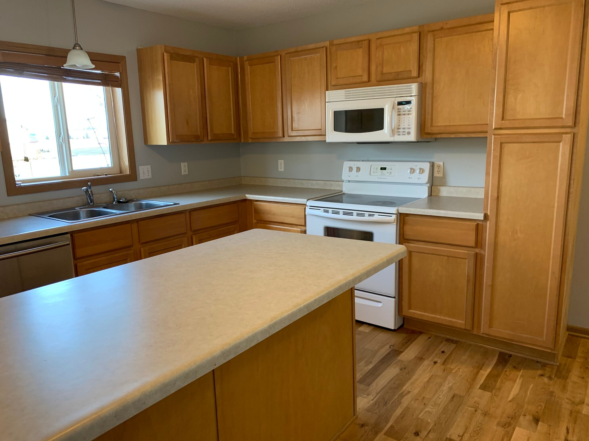kitchen - 435 Cedar Pl