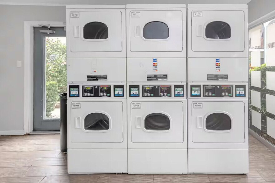 Building Photo - 4307 W Kennedy Blvd