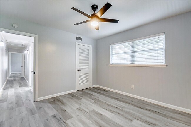 Building Photo - 5122 W Bellfort Ave