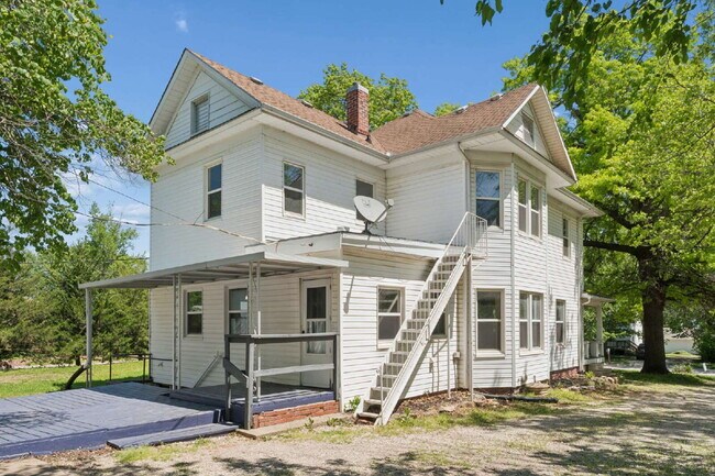 Building Photo - Welcome home to this stunning, light-filled rental that truly has it all! Featuring huge living s...