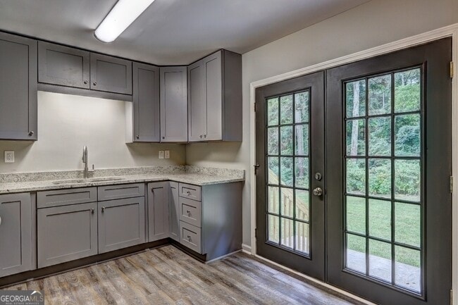 Building Photo - 215 Fond Ct