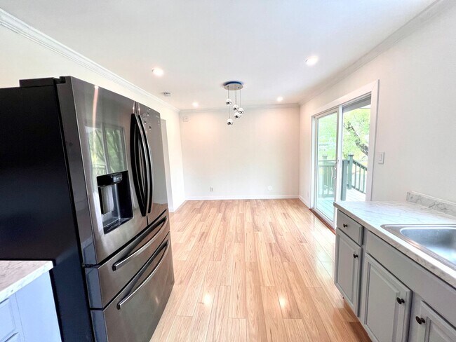Building Photo - Absolutely Stunning Home! - 3 Bedroom 2 Fu...