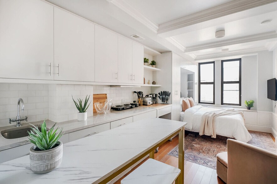 Building Photo - 240 W 73rd St