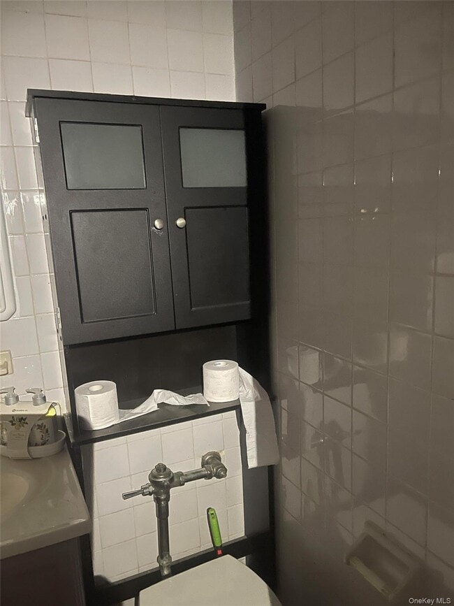 Building Photo - 152-72 Melbourne Ave