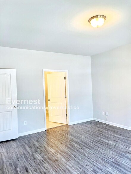 Building Photo - 2217 Silverton Dr