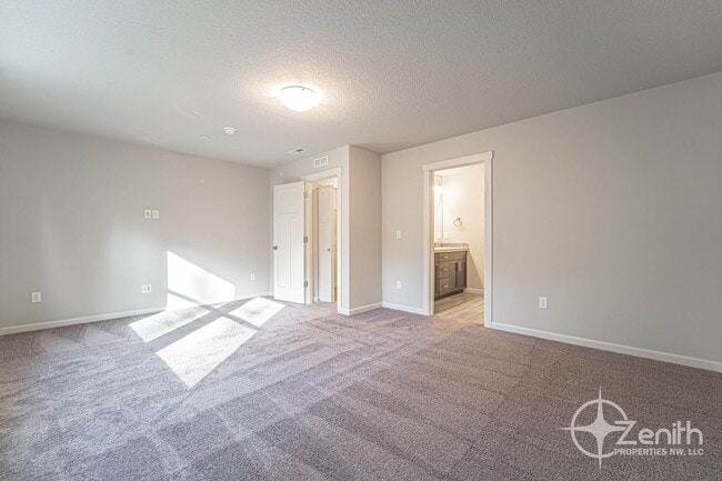 Building Photo - 4261 S Cloverhill Wy