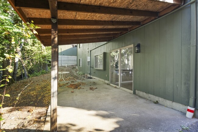 Building Photo - 5502 NE 10th St