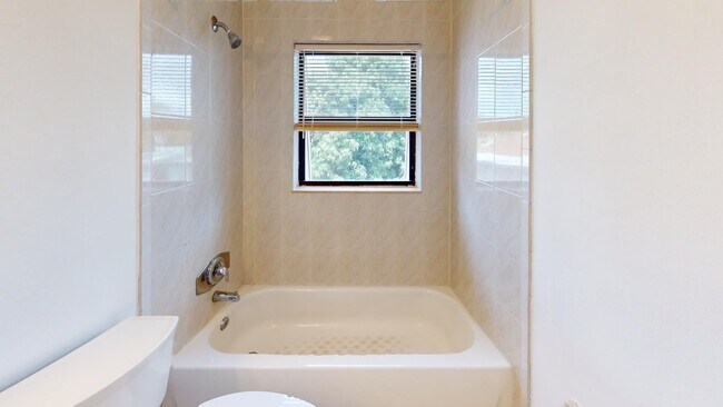 Building Photo - 1580 Montauk Dr