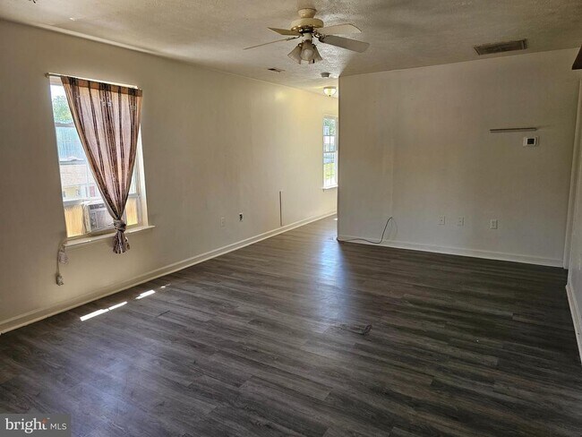 Building Photo - 1202 N Royal Ave