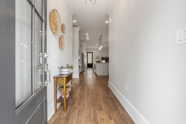 Building Photo - 164 Markham Dr