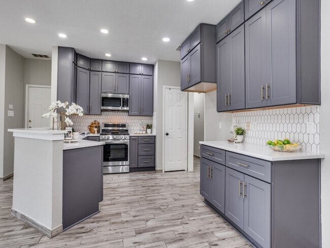 Building Photo - 220 Peach Tree Dr