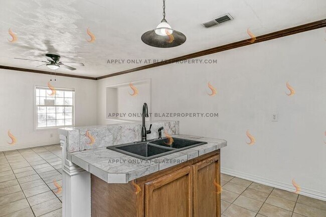Building Photo - Beautifully Renovated 3-Bed, 1-Bath Home w...