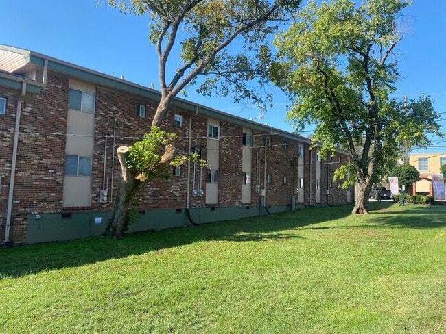 Building Photo - FULLY REMODELED West End Condo!  Convenient to everything!