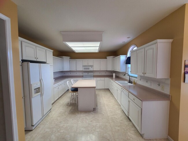 Building Photo - 5 Bedroom 2 and 1/2 bathrooms located in Cherry Hills Subdivision! Available Now!