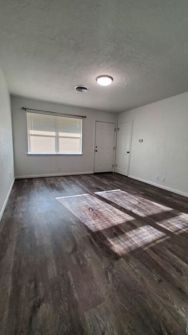 Building Photo - (2) Bed/(1) Bath Updated and Located just East of Campus Avail 8/11!