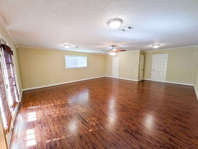 Building Photo - 790 Norwood Dr