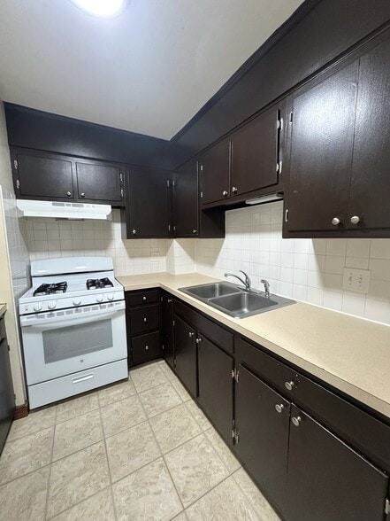 Building Photo - 580 Bridge St