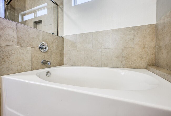 Building Photo - Eastside Beautiful 3 bed/2 baths for RENT