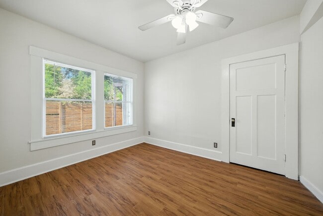 Building Photo - UT PRE-LEASE: 5 bed / 3 bath Remodeled Wes...