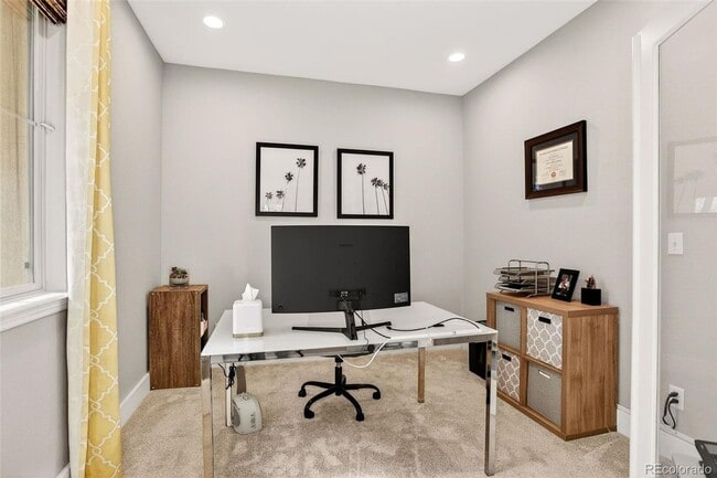 Building Photo - Renovated 2-bed 2.5 bath bright and open townhome located in the heart of Lone Tree!