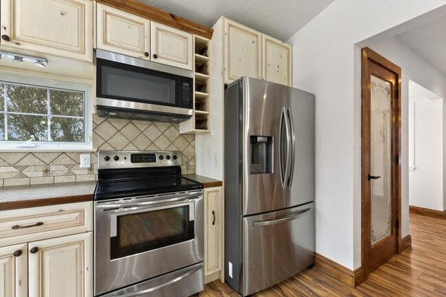 Building Photo - 2856 E 1st St