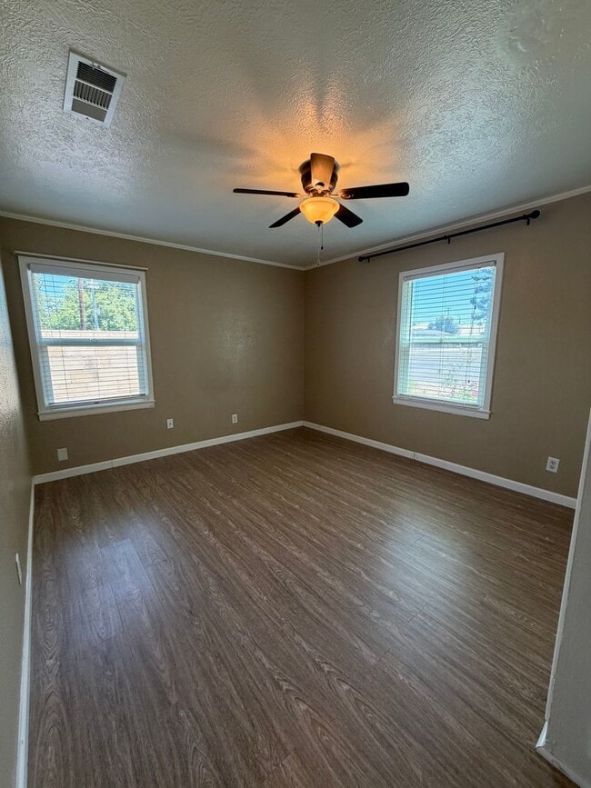 Building Photo - Newly Renovated Home in Tower District!