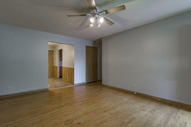 Building Photo - 843 S Link Ave