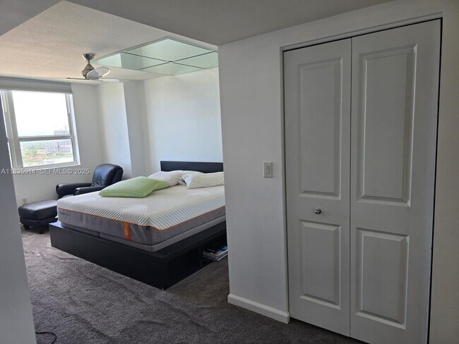 Building Photo - 610 W Las Olas Blvd