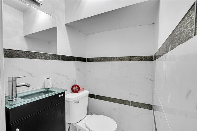 Building Photo - 1645 Estate Cir