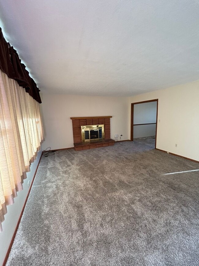 Building Photo - 4 Weeks Free Living! Cozy 3 Bed Home with ...