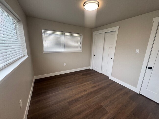 Building Photo - Beautiful duplex for rent near Capitol!