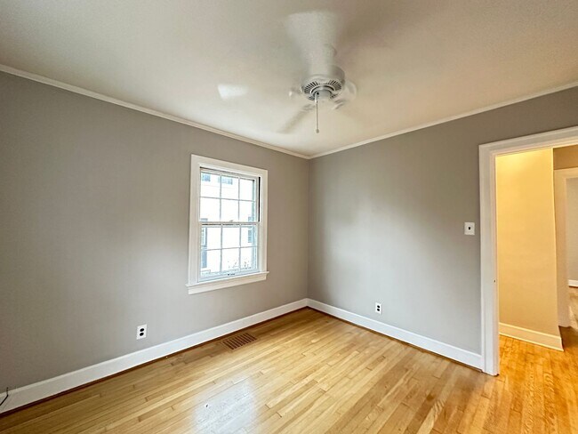 Building Photo - Charming 2-Bedroom Cottage-Style Home!