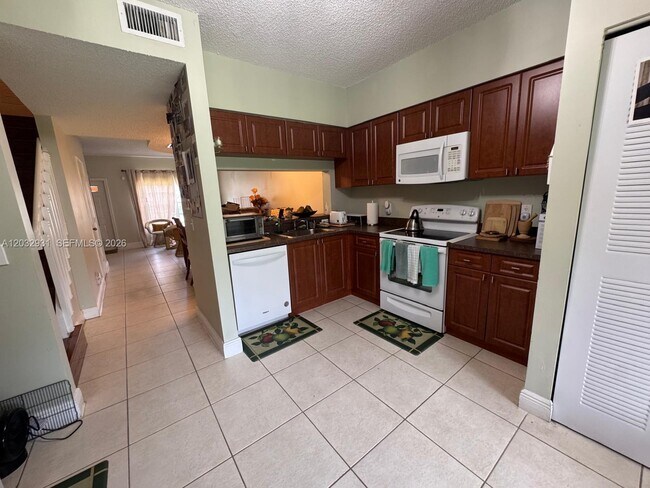 Building Photo - 16682 Hemingway Dr