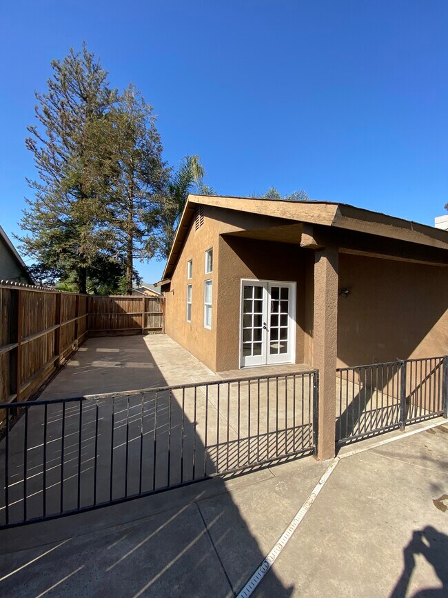 Building Photo - 2095 W Merritt Ave