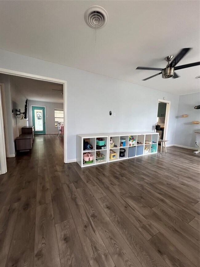 Building Photo - 11702 Oak Trail