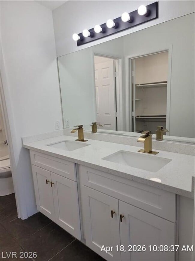 Building Photo - FANTASTIC SOUTHWEST TOWNHOME IN A GATED COMMUNITY!