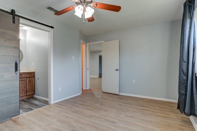 Building Photo - 4 Bed 3 Bath Pre-lease in Central Lubbock!!!