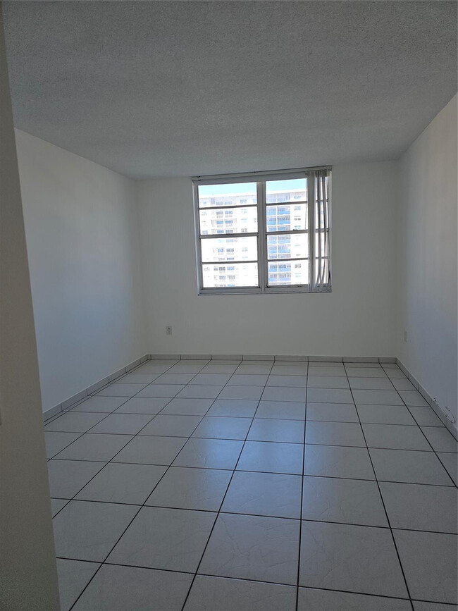 Building Photo - 500 Bayview Dr